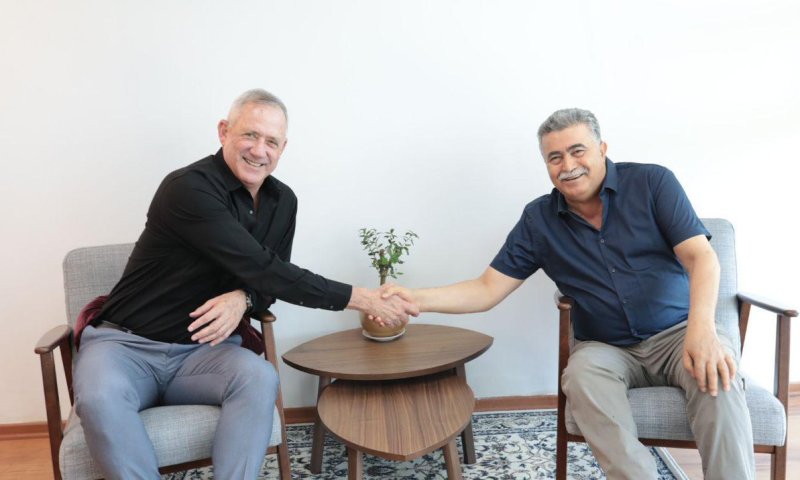 לקראת איחוד בשמאל: בני גנץ נפגש עם עמיר פרץ