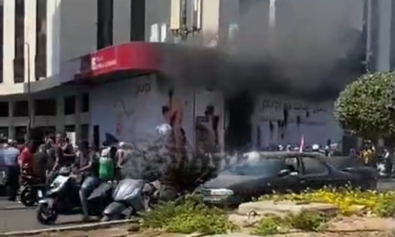 לבנון בהתפרקות: אזרחים שורפים בנקים ונמלטים מהמדינה