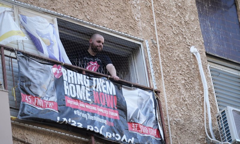 עם מאות דגלי ישראל: כך התקבל איתן הורן כשחזר לביתו | צפו