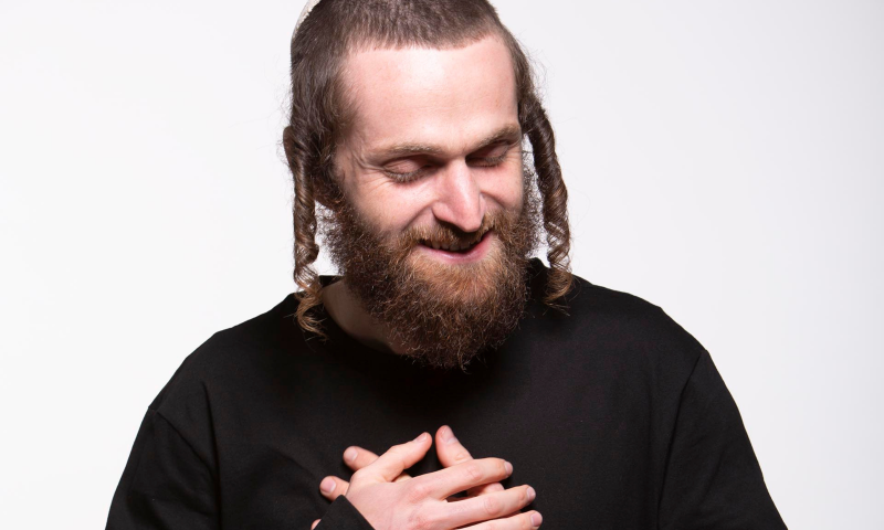 המוזיקאי והיוצר הצעיר בשיר מקפיץ וחדש: "נקודות"