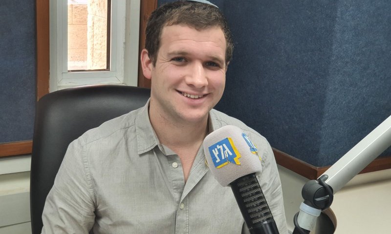 חוזר למיקרופון: התפקיד החדש של ישי שנרב