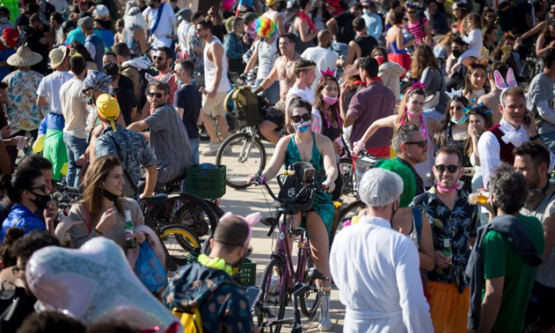 חגיגות בניגוד להנחיות, חשד לפיגוע איראני בעומאן