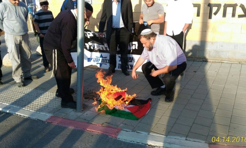 כמחאה על העונש: ראשי 'עוצמה יהודית' שרפו דגל