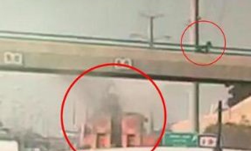 צפו:משאית 'גילחה' את גשר קוקה קולה; הולך רגל נמלט