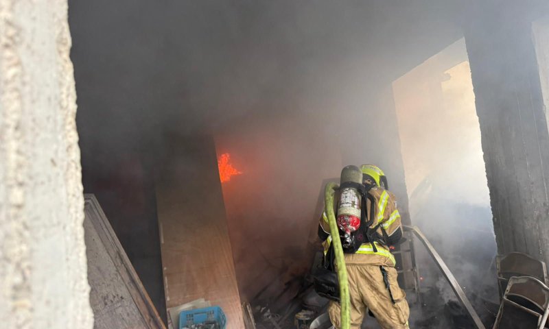 אדם חולץ משריפה במבנה נטוש בצפת, מצבו קשה