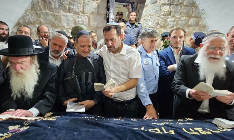 לראשונה בקבר יוסף: מפכ"ל משטרה הגיע לביקור. צפו