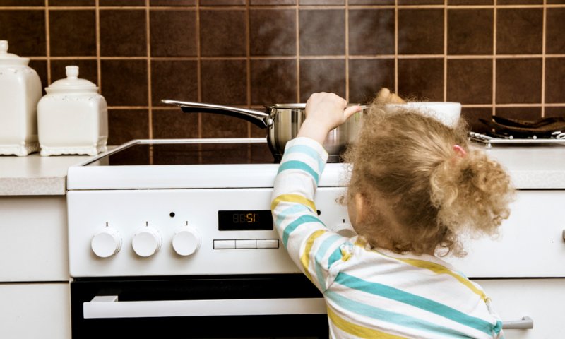 סגר שלישי בחורף? כך תגנו על הילדים מסכנת כוויות בבית