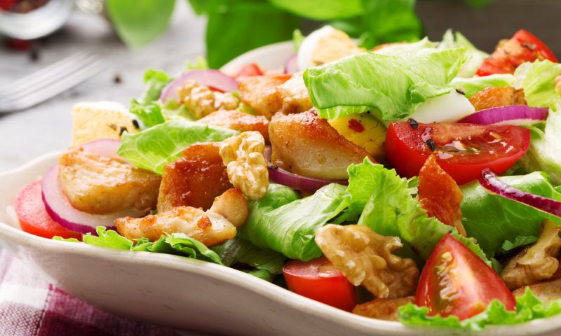 לעוף על זה: סלט עוף צבעוני ברוטב מפתיע