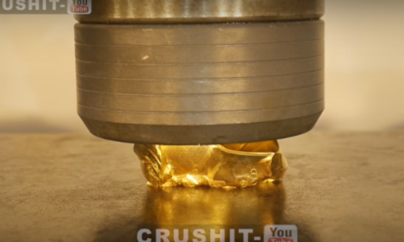 ניסוי יקר: מחץ זהב בשווי 40,000 דולר; צפו