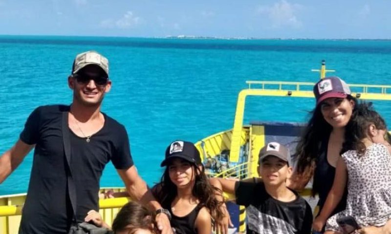 בעקבות השמש: המשפחה שנודדת בין איים טרופיים