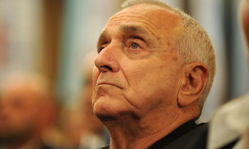 "בגילי המופלג אני מבין רמזים"