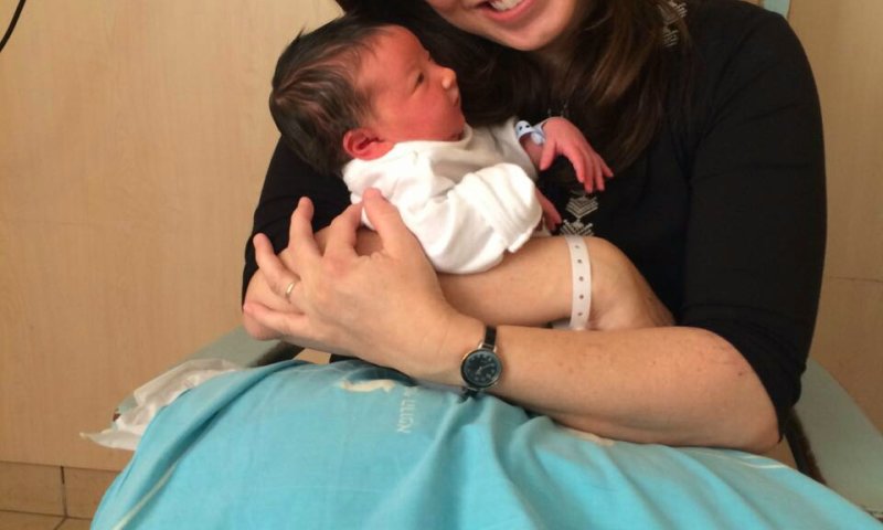 תמונה ראשונה של ציפי חוטובלי והתינוקת