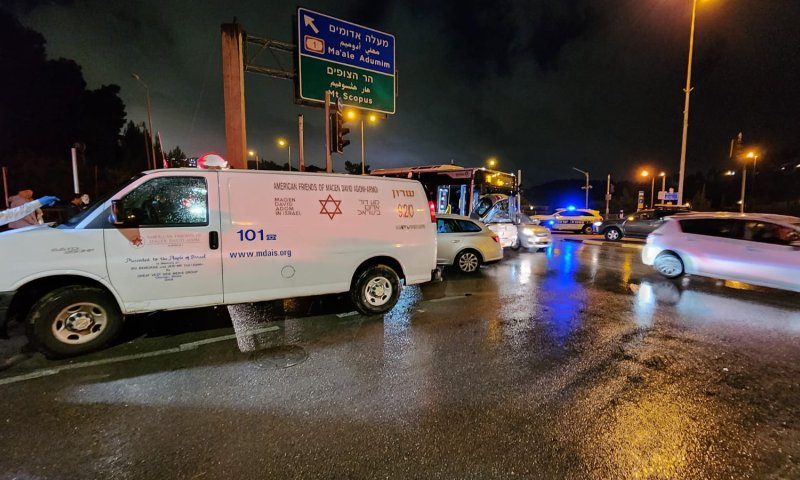הולך רגל נפצע קשות לאחר שנפגע מאוטובוס בירושלים