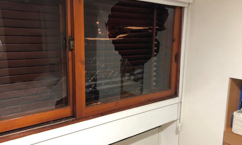 הותר לפרסום: טיל נחת בחצר ביתו של אבי דיכטר