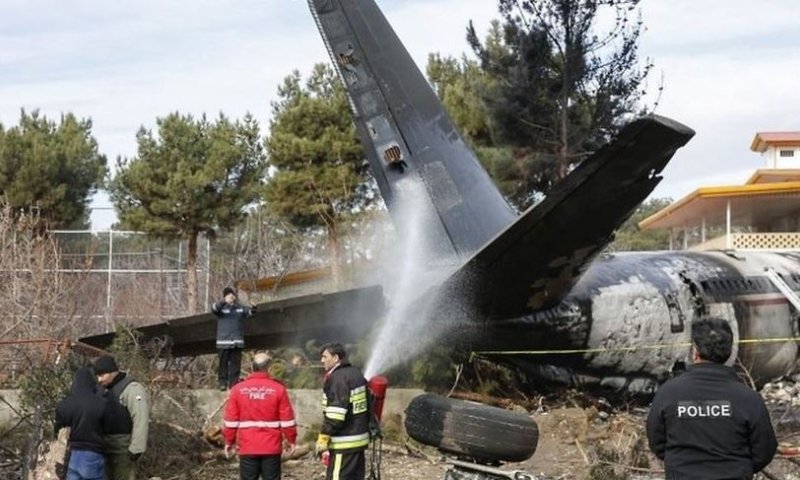 איראן: 15 הרוגים בהתרסקות מטוס צבאי