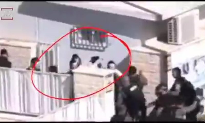 תופעה מזעזעת: שוב שוטר מושך בפאות של חרדי. צפו