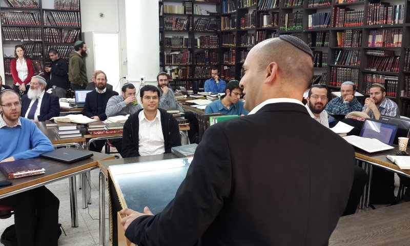 בנט הבטיח לאברכים: נפעל למינוי דיינים סרוגים