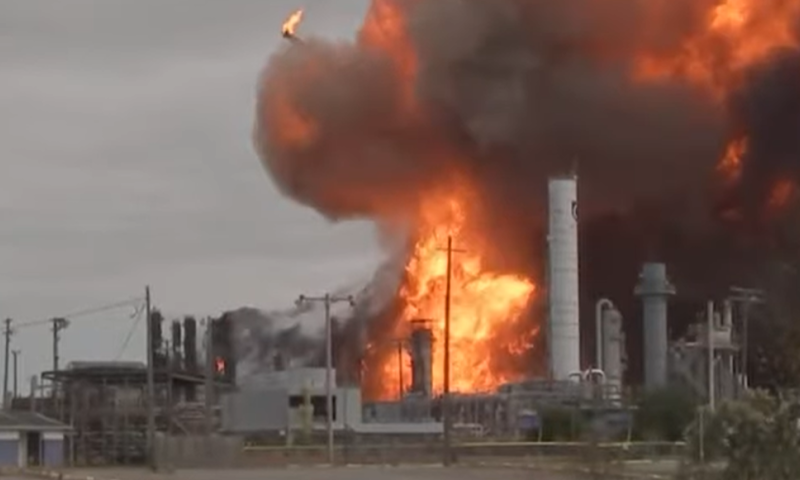 שריפת ענק בטקסס: אלפים פונו בעקבות פיצוץ במפעל