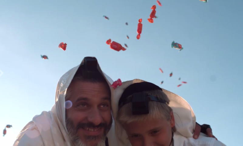 תחת טלית אחת: אביתר בנאי ובנו בקליפ חדש ומרגש
