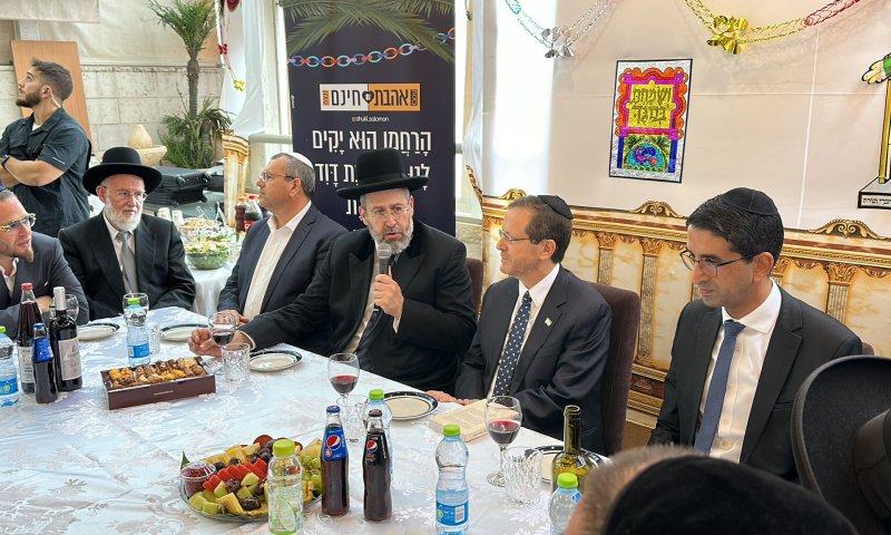 הרב לאו אירח את הנשיא הרצוג: "מתייצב באומץ"