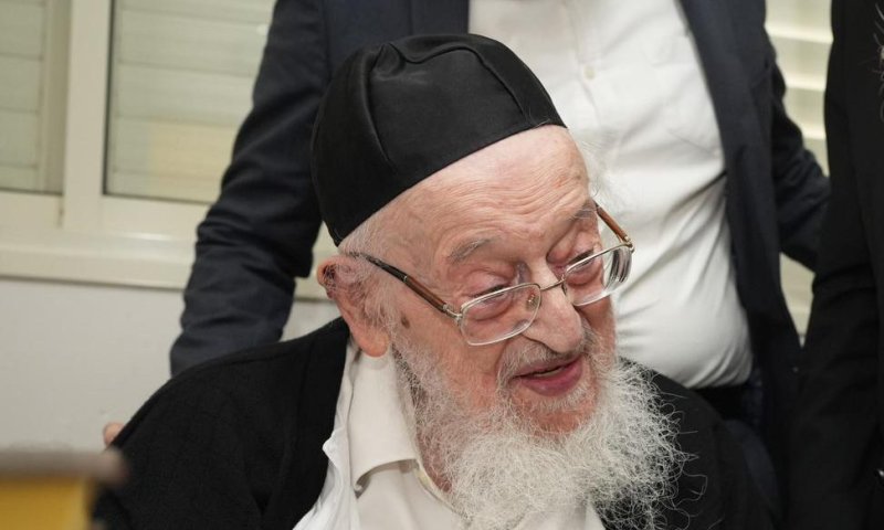 גנץ קורץ לחרדים: הגיע לבני ברק לפתיחת זמן אלול