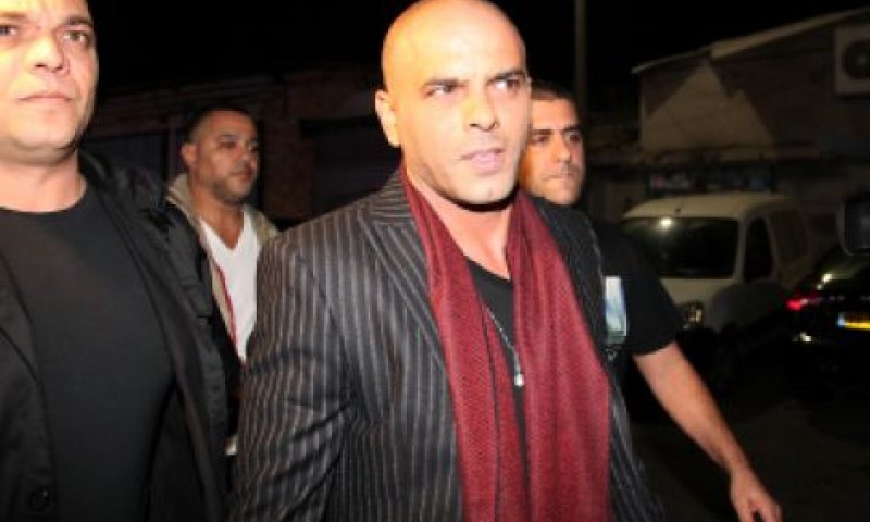 "עיוות": שירת נשים-לא, הופעה של אייל גולן, כן