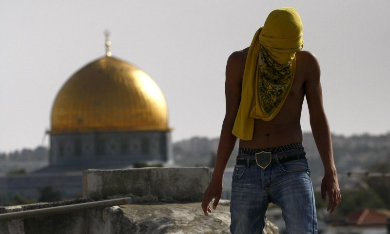 התפרעויות קשות; ערבים התבצרו עם אבנים במסגד