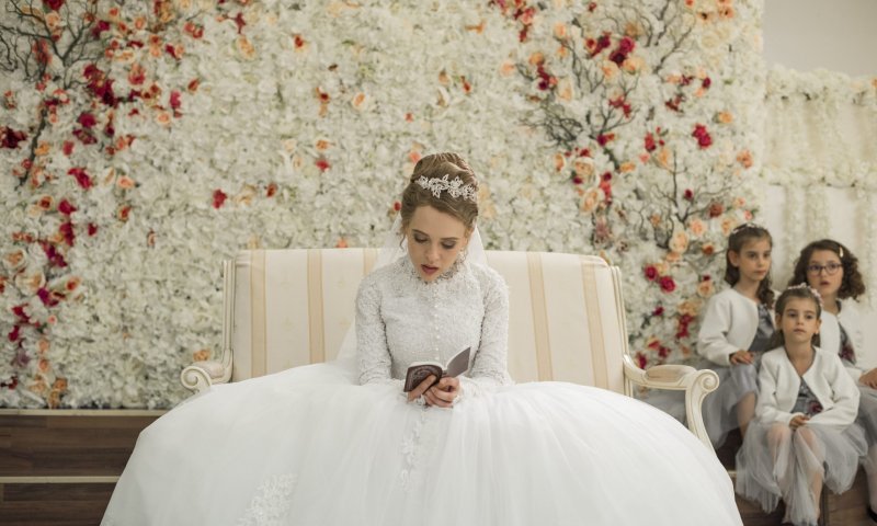 בידיים ריקות עם מראה של שאנל: שירה האס בגלובוס הזהב