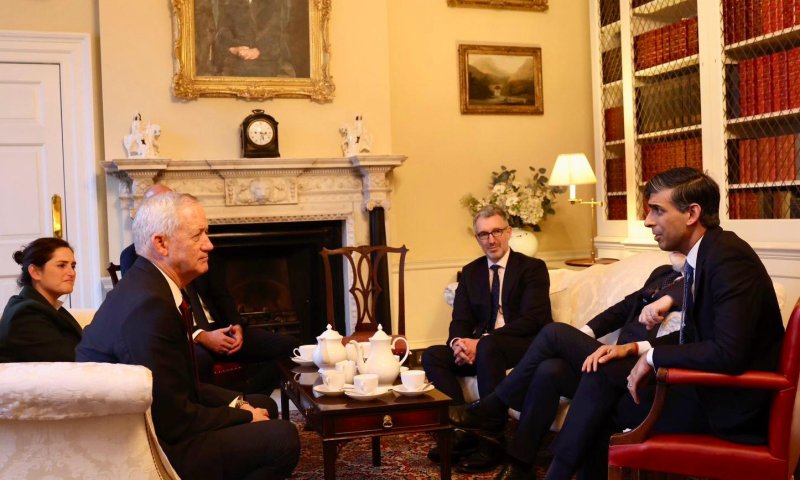 גנץ נפגש עם סונאק וקמרון: צריך ללחוץ עוד על חמאס