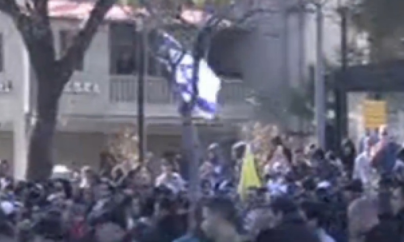 משפט אזריה: עיתונאי חדשות 2 חטף אגרוף ממפגינים