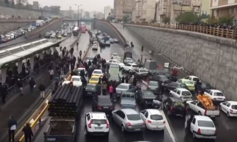 למרות מאמצי המשטר: גל המחאות באיראן נמשך