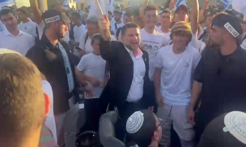 בתופים וריקודים: השרים בריקוד הדגלים בירושלים