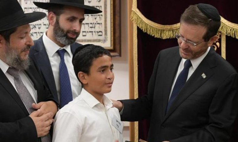 הרצוג העניק ספר תהילים לבן של נרצח הפיגוע