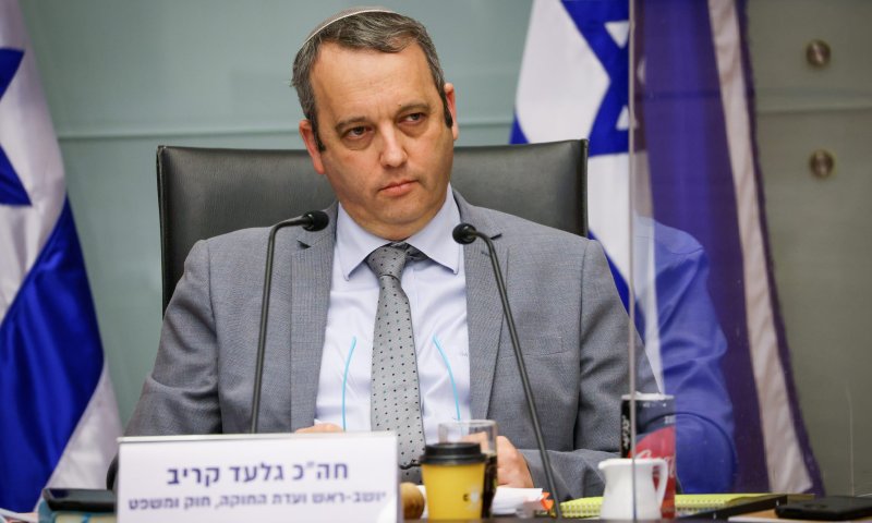 ביקורת חריפה נגד קריב: "פרפורי גסיסה נואשים"