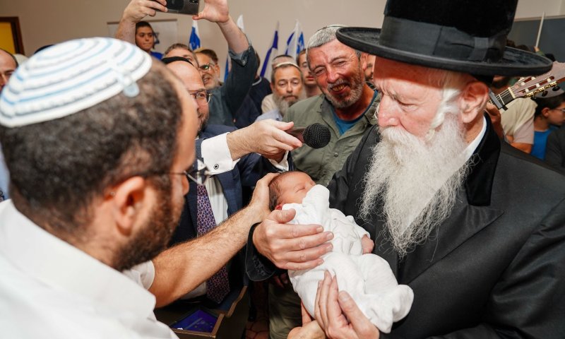 משפחת המפונים חגגה ברית במלון; הרב גרוסמן הגיע