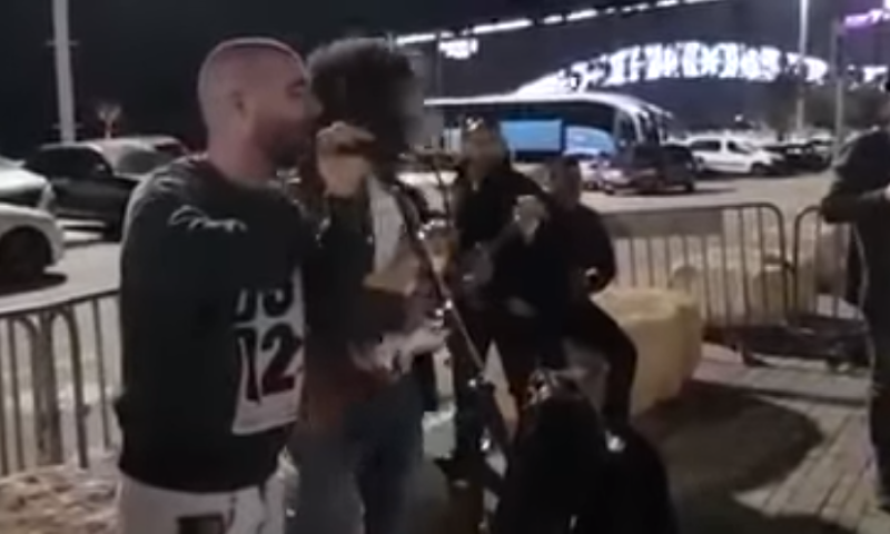 צפו: הפיצוי המקורי של עומר אדם למעריציו