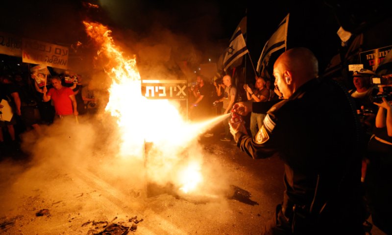 מדורות ופריצת מחסומים בהפגנה מול בית ראש הממשלה