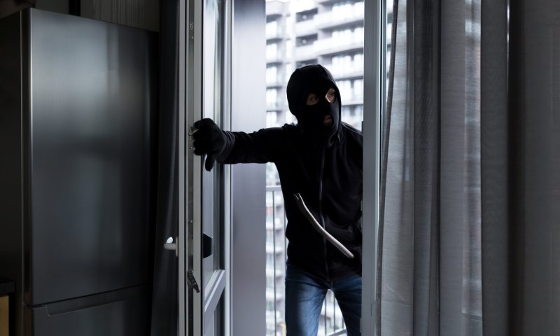 חשד לשוד בבית כנסת: רעולי פנים איימו על מתפלל