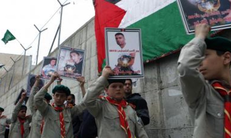 קבוצה נוספת של מחבלים פלסטינים יוצאת לחופשי