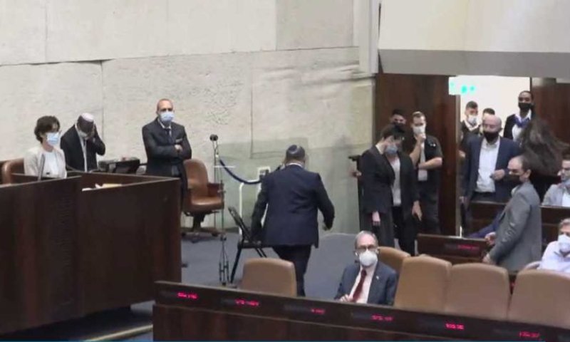 צפו: "לך" חברי האופוזיציה מגרשים את בנט מהמליאה