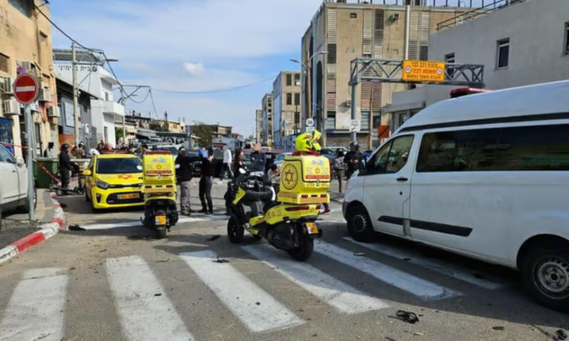 אירוע חריג בתל אביב: אופנוע התפוצץ על גרר, עובר אורח נפצע