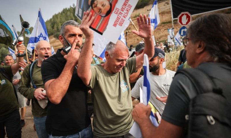 ניסו להצית רכבים ולחסום את כביש 1: 8 חשודים נעצרו