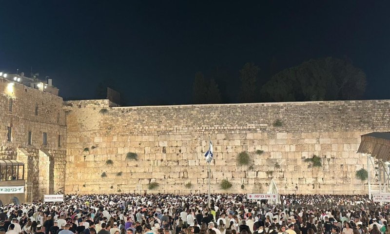 כמדי שנה: אלפי מתפללים במעמד הסליחות בכותל