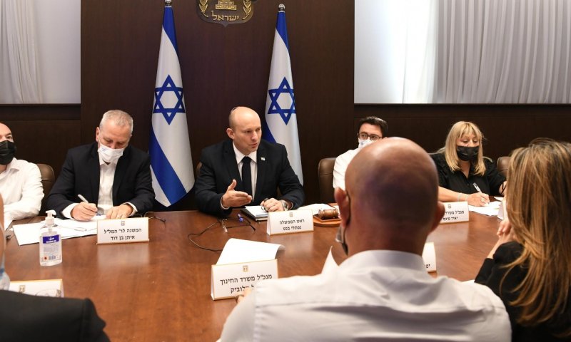 בנט בדיון מיוחד: "לא לפגוע בחינוך ובשגרת החיים"