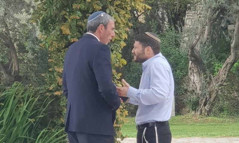 בבית היהודי שוקלים לנהל מו"מ נפרד מהאיחוד לאומי