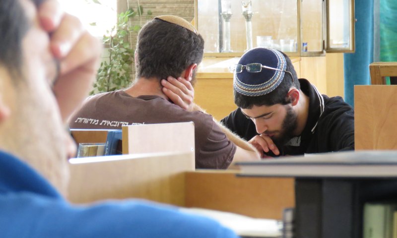 מאות בני נוער במחנה לזכרו של הרב איתמר בן גל הי"ד