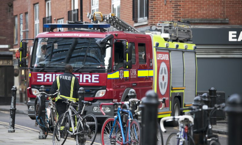 הכבאות בלונדון: "אל תשליכו סוללות למדורות"