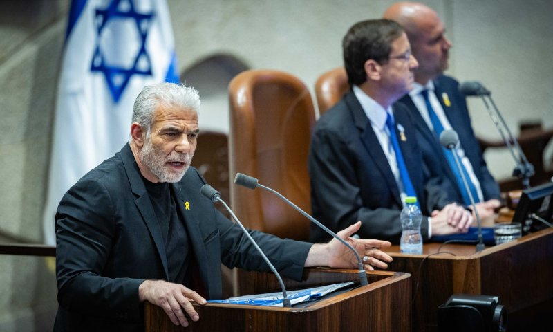 מול נשיא פרגוואי; לפיד עוקץ את נתניהו: ישראל תהיה דמוקרטיה