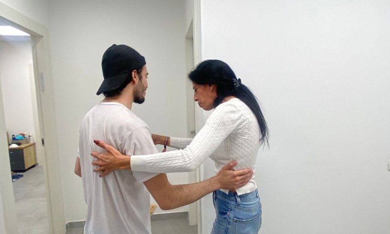 תיעוד מרגש: עינב צנגאוקר באיחוד עם מתן אחרי שחרורו מהשבי