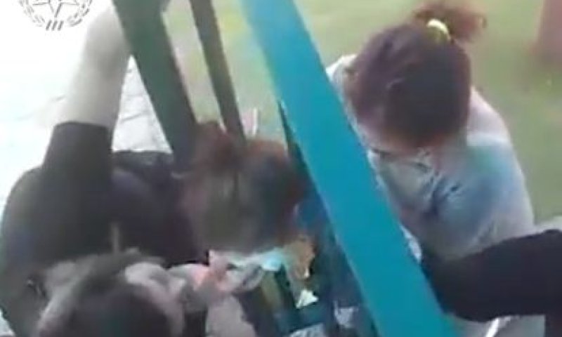 שוטרים חילצו ילדה שראשה נתקע בין סורגים. צפו